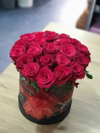 Orta Boy Siyah Kutuda Kırmızı Güller, Kütahya çiçek