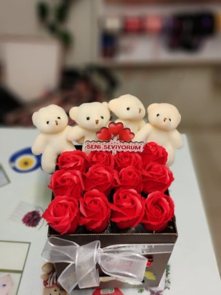 Kutu içerisinde güller ve ayıcıklar | Kütahya Nergiz Çiçek