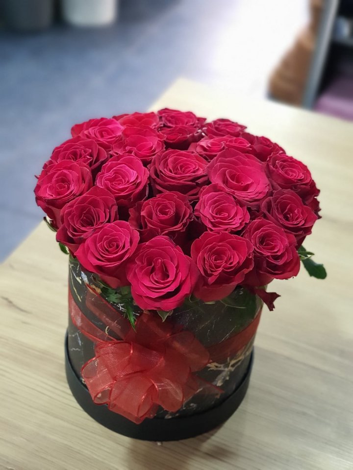 Orta Boy Siyah Kutuda Kırmızı Güller, Kütahya çiçek