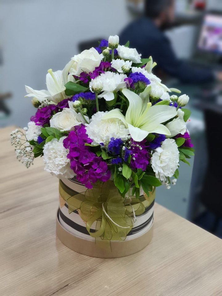 Kutuda Mor ve Beyaz Çiçekler - Kütahya çiçek siparişi