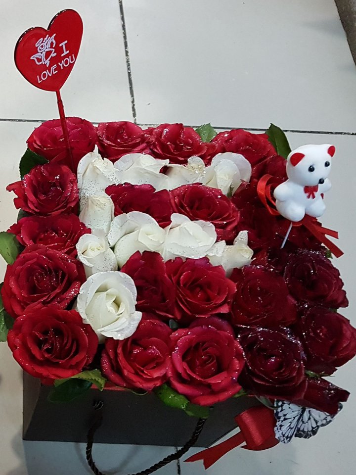 Kutuda Kırmızı Zeminde Harf Gül - Kütahya çiçekçi