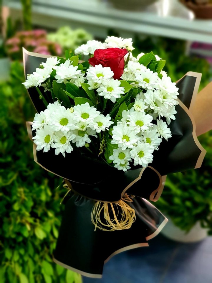 1 Gül ve Beyaz Krizantemler