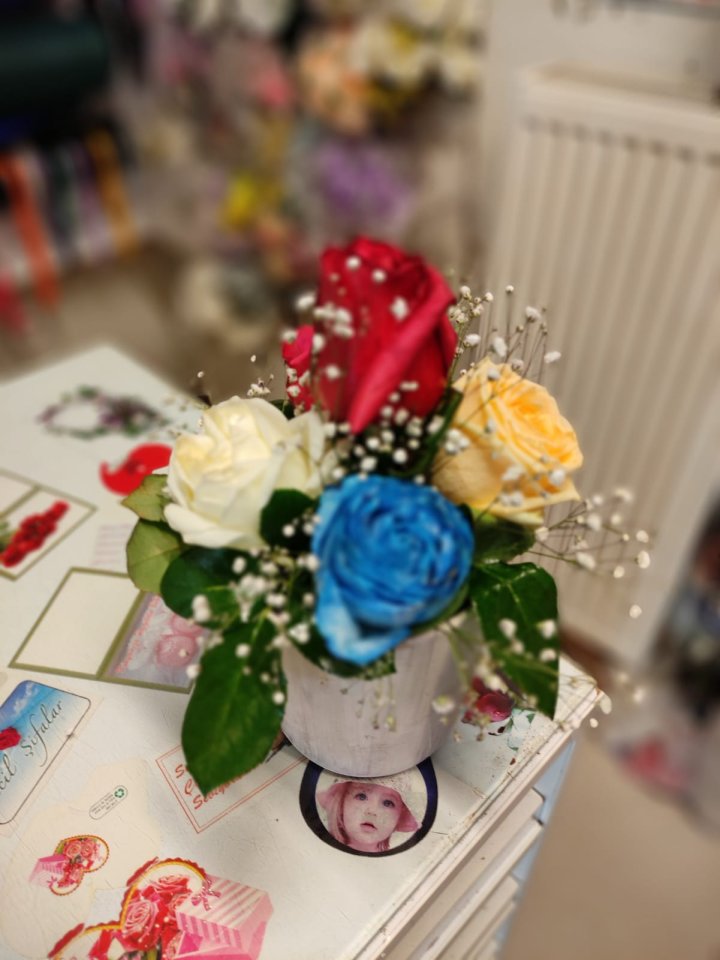 Vazoda renkli gül arajmanı - Kütahya Çiçek