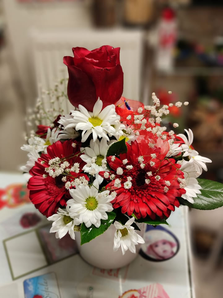 Seramikte Kırmızı Beyaz Çiçekler ve Kırmızı Gül - Kütahya çiçek siparişi