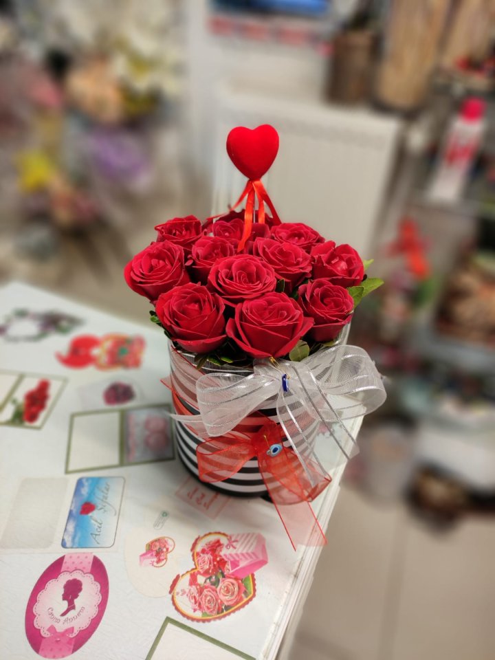 Orta Boy Siyah beyaz Kutuda Kırmızı Güller, Kütahya çiçek