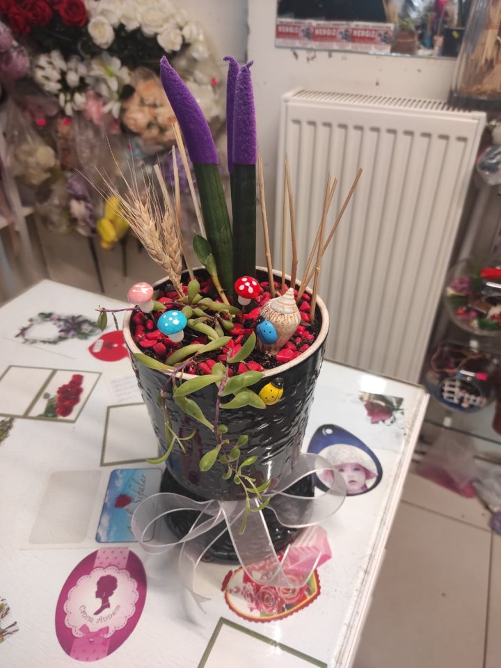 Ayaklı Siyah Seramik Saksı Paşa Kılıcı Aranjman | Kütahya Nergiz Çiçekçilik