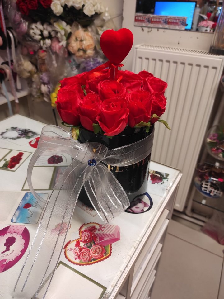 Siyah Kutulu Yapay Gül Aranjman| Kütahya Nergiz Çiçekçilik