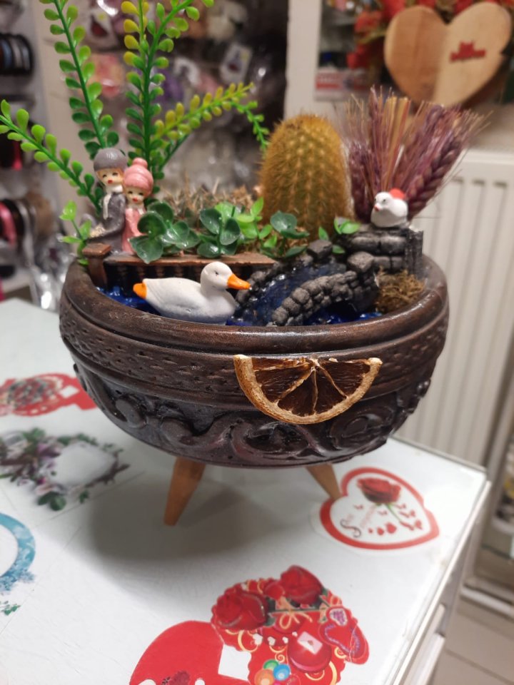 Ayaklı Yuvarlak Saksılı Canlı Aranjman| Kütahya Nergiz Çiçekçilik