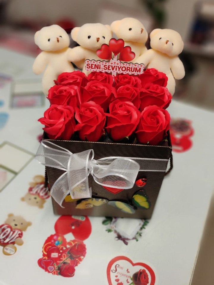 Kutu içerisinde güller ve ayıcıklar | Kütahya Nergiz Çiçek