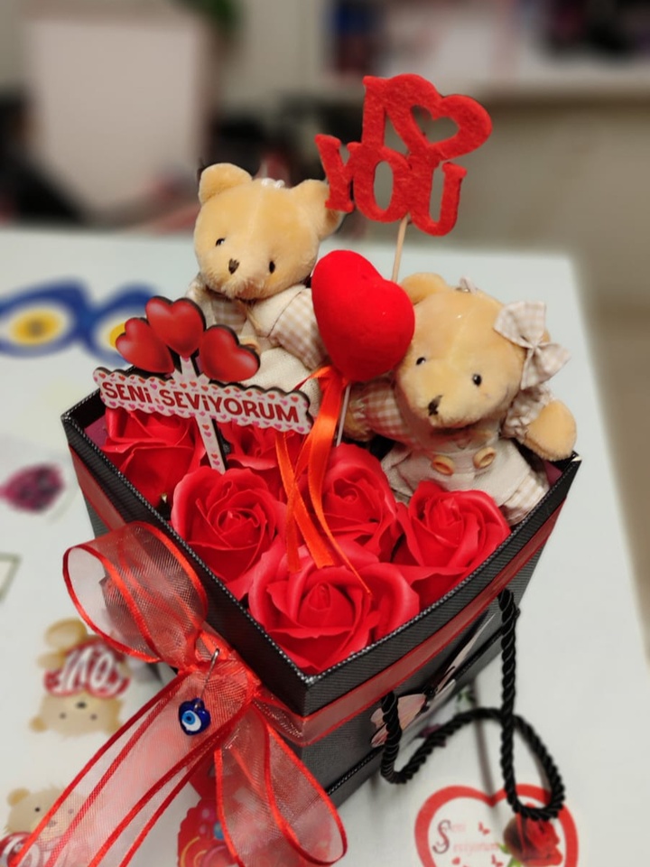 Kutu içerisinde güller ve ayıcıklar | Kütahya Nergiz Çiçek