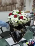 Çiçekçi - 5 Gül ve Beyaz Krizantemler