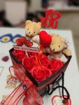 Çiçekçi - Kapaklı Kutu İçinde Ayıcıklar ve Yapay Güller